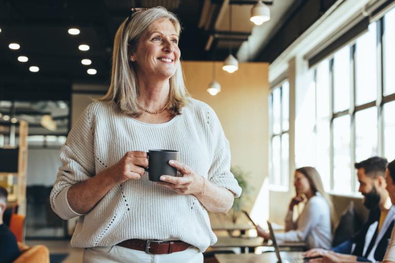 Mujer con un café en la mano